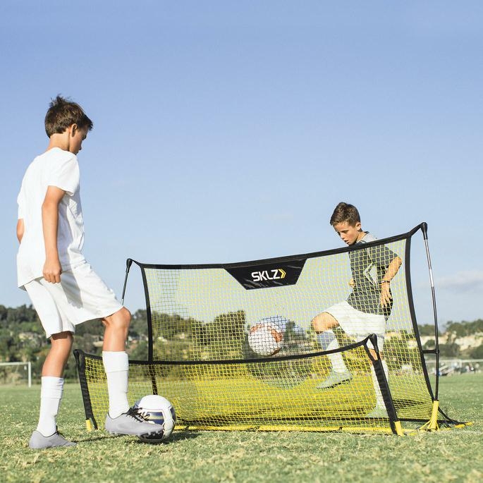 ילדים מתאמנים עם ריבאונדר לאימון דו צדדי - Quickster® Soccer Trainer