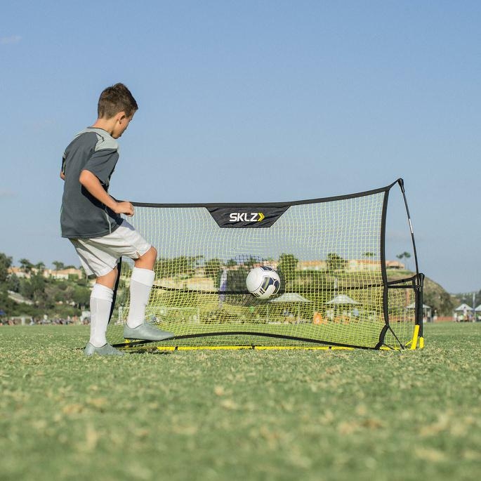 ילד מתאמן עם ריבאונדר לאימון דו צדדי - Quickster® Soccer Trainer