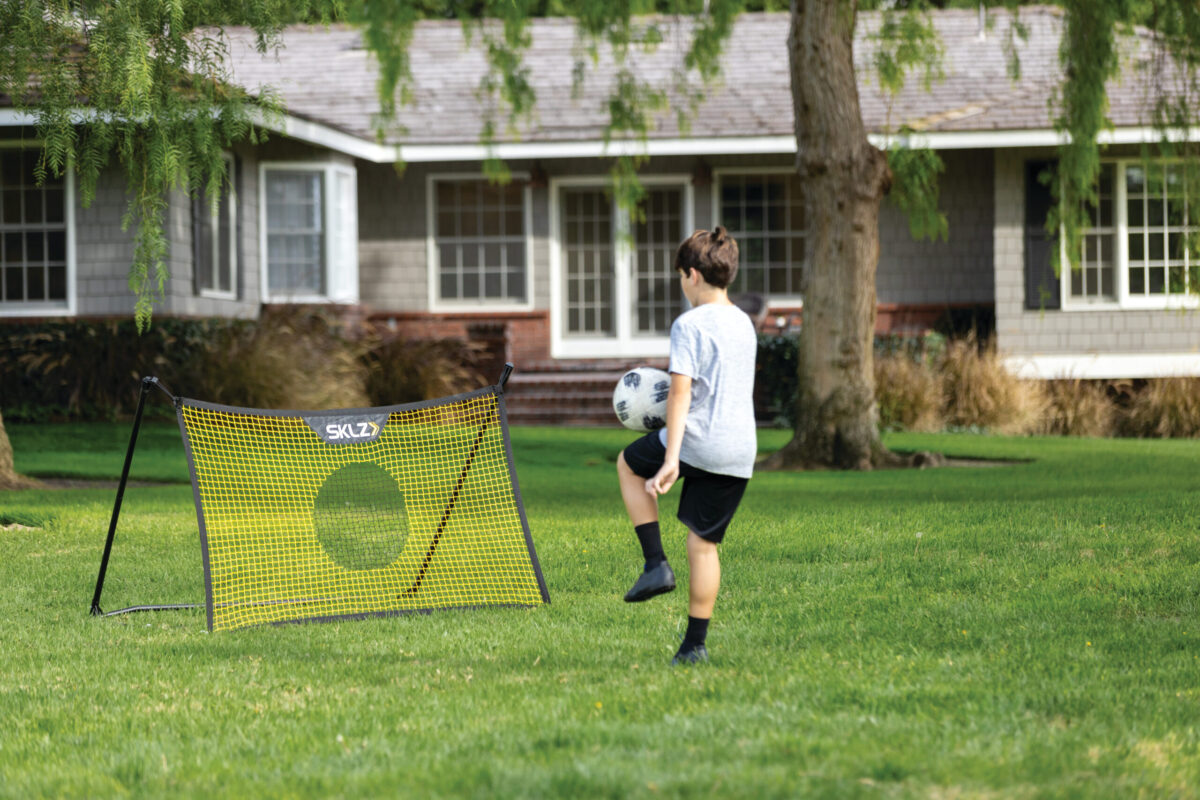 ילד מתאמן עם ריבאונדר לאימון חד צדדי - Soccer Trainer Solo