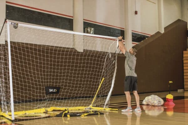 נער מתקין שער כדורגל מקצועי 2*3 מטר - Pro Training Futsal Goal