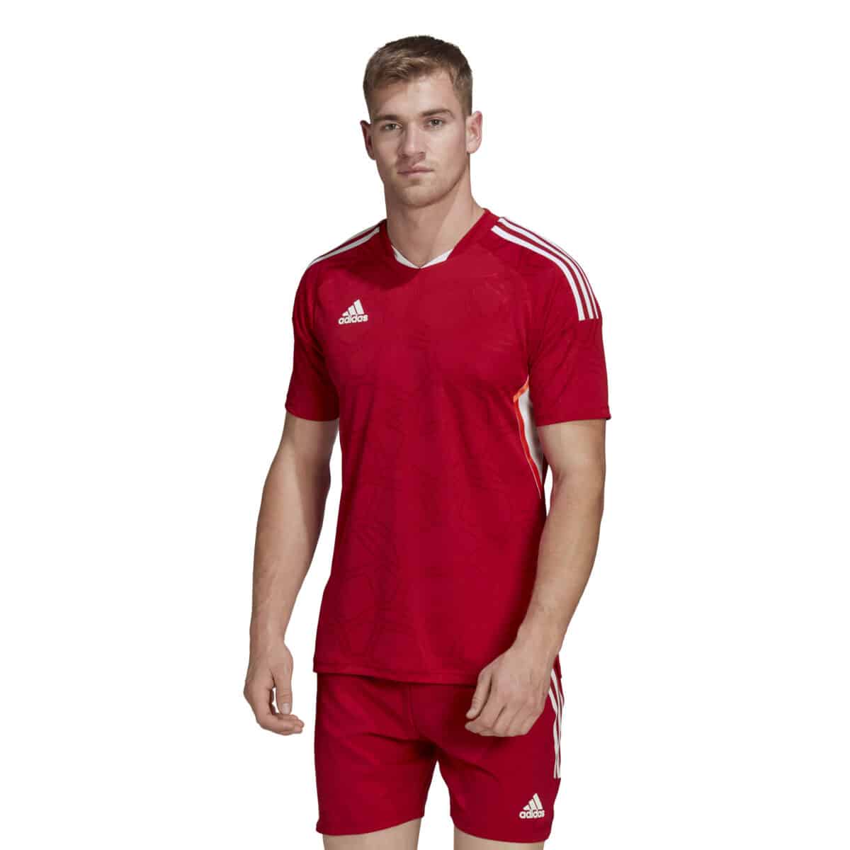 חולצת משחק אדומה Adidas Condivo 22 על כדורגלן תמונה מלפנים חצי גוף