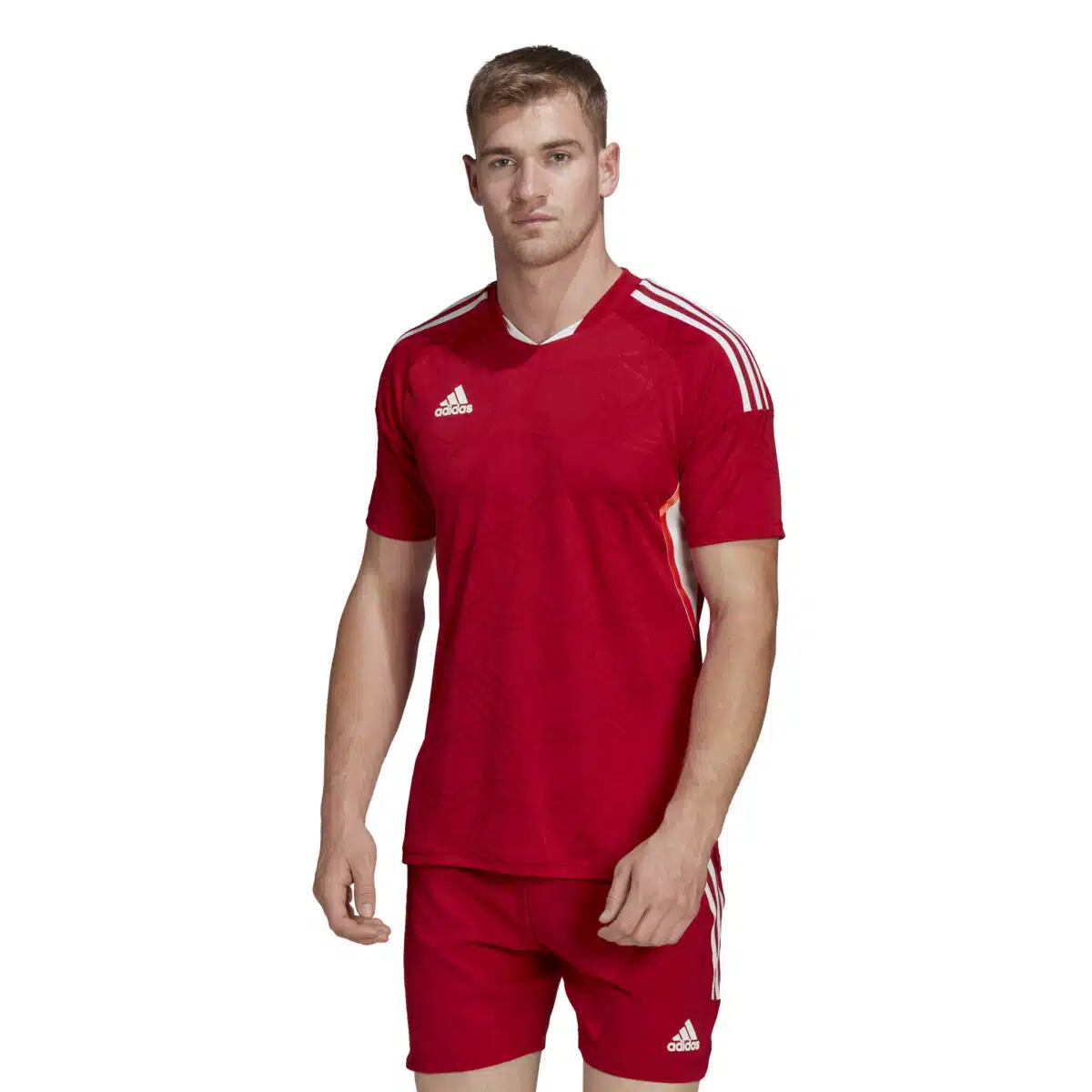 חולצת משחק אדומה Adidas Condivo 22 על כדורגלן תמונה מלפנים חצי גוף