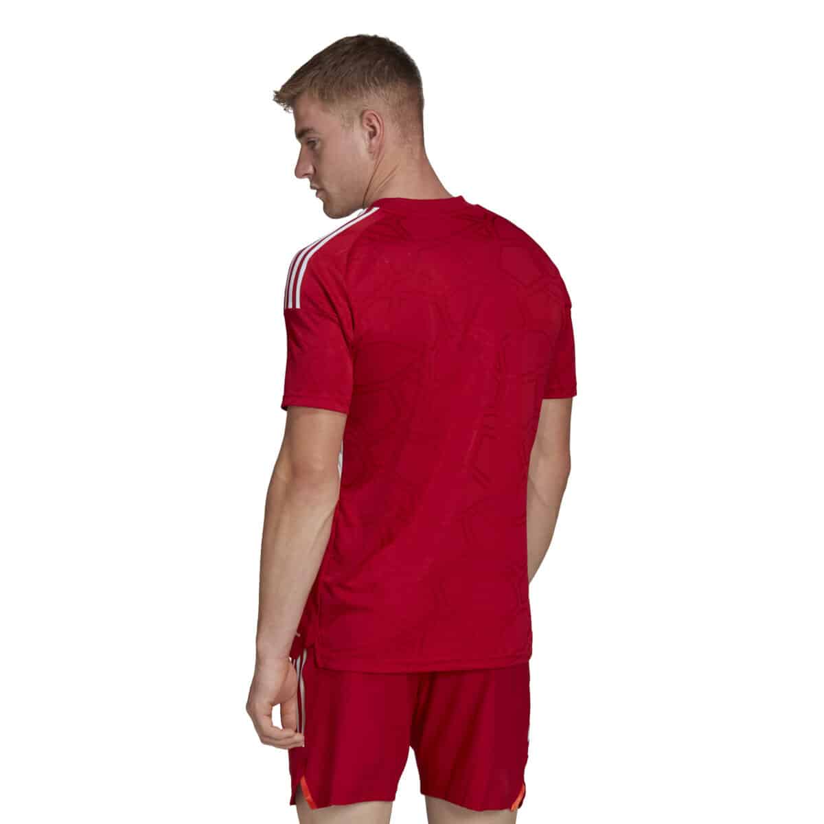 חולצת משחק אדומה Adidas Condivo 22 על כדורגלן תמונה מאחור חצי גוף