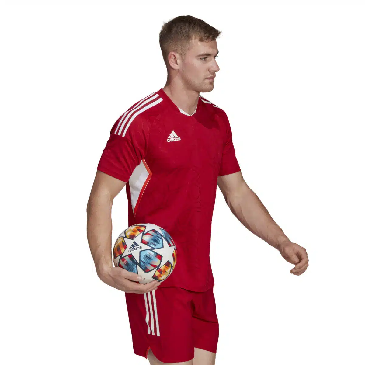 חולצת משחק אדומה Adidas Condivo 22 על כדורגלן תמונה מצד ימין חצי גוף ביד ימין כדור כדורגל אדידס