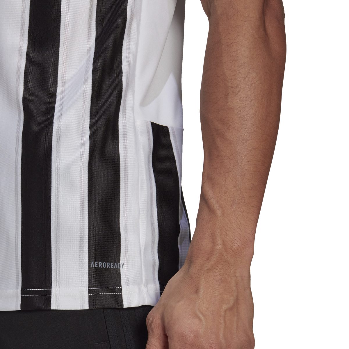 חולצת אדידס קצרה בצבע לבן פסים שחורים לאורך