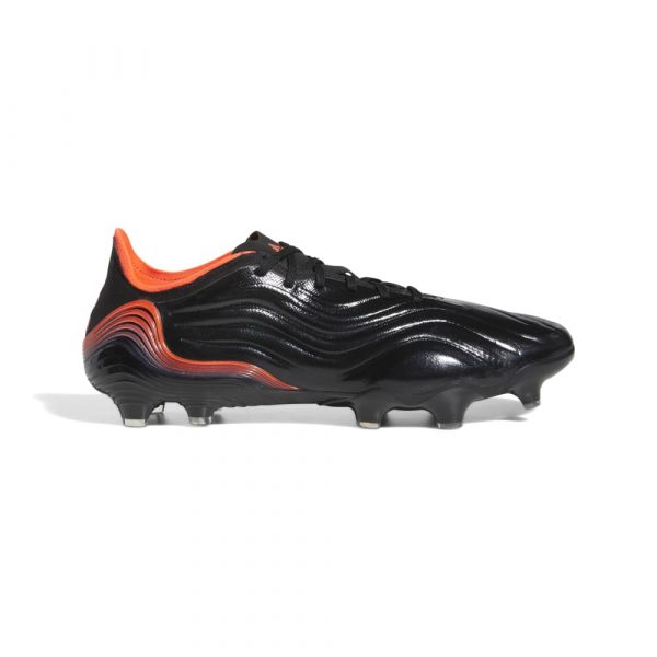 נעלי כדורגל אדידס שחורות מבריקות עם גלים דקים בעקב בצבע כתום ביטנה כתומה ולוגו עם פקקים ושרוכים