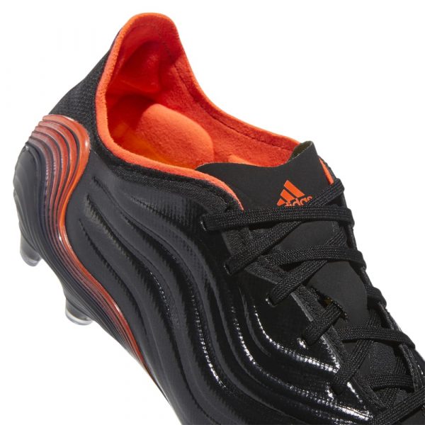 נעלי כדורגל אדידס שחורות מבריקות עם גלים דקים בעקב בצבע כתום ביטנה כתומה ולוגו עם פקקים ושרוכים