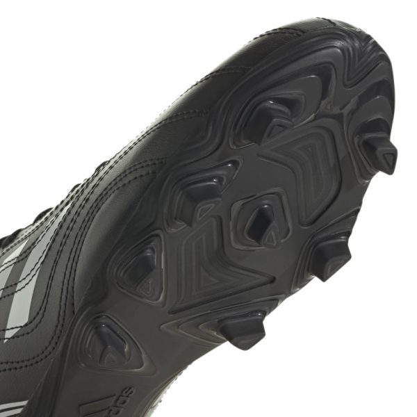 נעלי כדורגל חצי מקצועיות מבית אדידס צבע שחור לבן עם פקקים ושרוכים