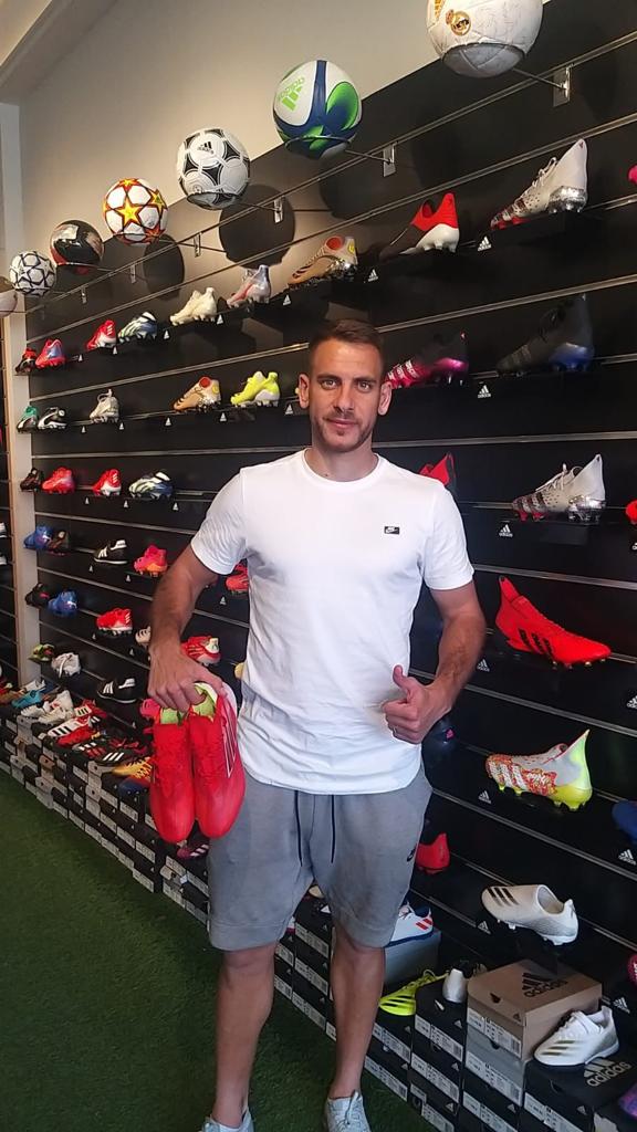 איאד אבו עביד הפועל באר שבע עם נעלי כדורגל אדידס בחנות ספורט ישיר
