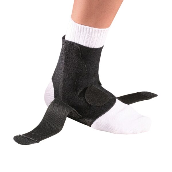 מגן קרסול לתמיכה - Adjustable Ankle Stabilizer של Mueller עם רצועות מצטלבות על רגל עם גרב לבנה רצועות פתוחות רגל ימין