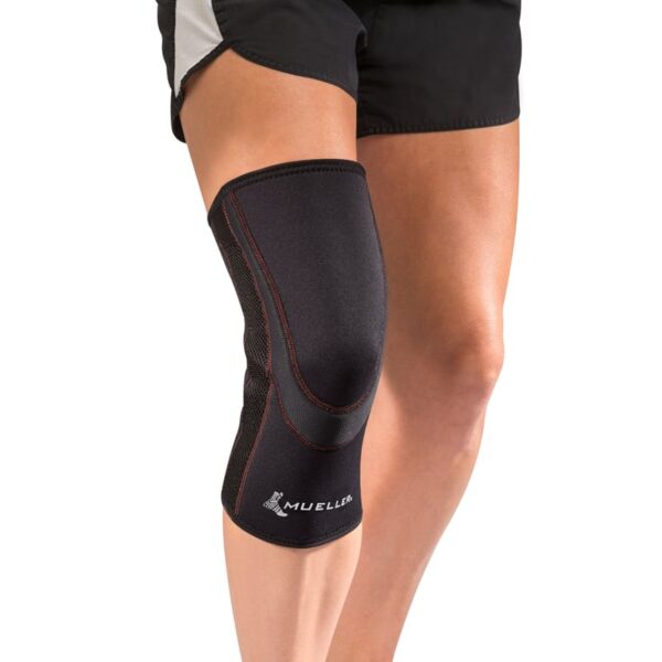 Breathable Closed Patella Knee Sleeve - מגן המתאים לבעלי דלקת בברך של Mueller על רגל ימין של ספורטאי