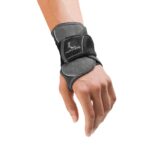 Hg80® Premium Wrist Brace - מגן שורש כף יד של Mueller בצבע אפור שחור על יד של גבר