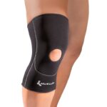 Open Patella Knee Sleeve - מגן לדלקת בברך של Mueller שחור עם חור לפיקה על רגל