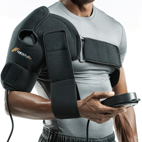 גבר עם השרוולים מהערכה לריפוי בקור ולחץ על הכתף הימנית ושלט ביד של מכשיר קור ולחץ - Power Play