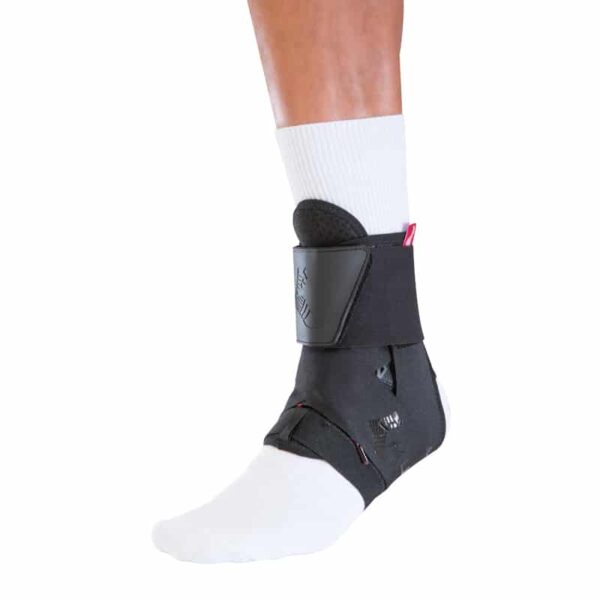 The One® Premium Ankle Brace - מגן קרסול פרימיום של Mueller מקדימה על רגל אחת עםגרב לבנה