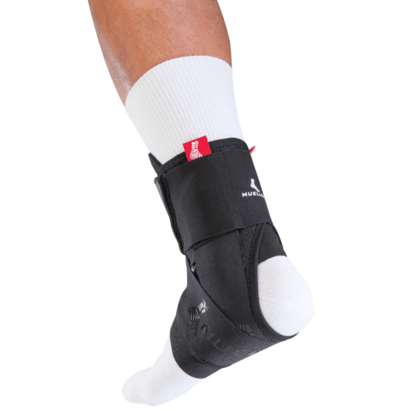 The One® Premium Ankle Brace - מגן קרסול פרימיום של Mueller מאחורה על רגל אחת עם גרב לבנה