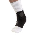 Adjustable Ankle Support - מגן קרסול לתמיכה ולנקעים קלים סגירה אלכסונית על רגל ימין של גבר עם גרב לבנה