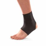 רגל שמאל של גבר עם Neoprene Blend Ankle Support - מגן קרסול לתמיכה קלה של Muellerסוגר עם סקוץ'