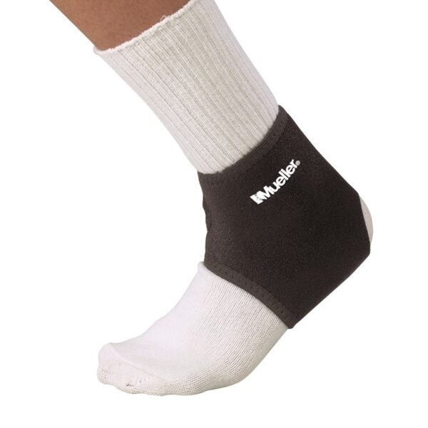 Neoprene Blend Ankle Support - מגן קרסול לתמיכה קלה של Mueller שחור עם רצועות סקוץ' על רגל שמאל של גבר בגרב לבנה