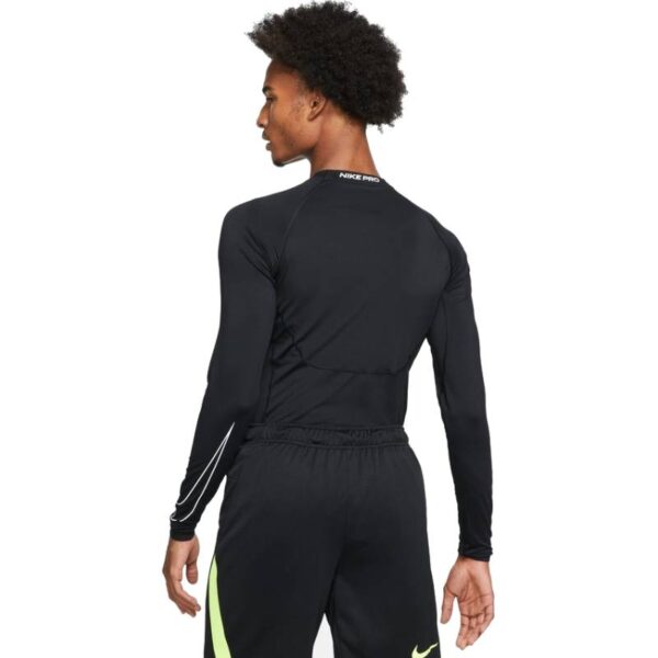 חולצת נייק צמודה לגברים עם שרוול ארוך Nike Pro Dri-FITחולצה תרמית שרוול ארוך של נייק צבע שחור על דוגמן מבט מאחור