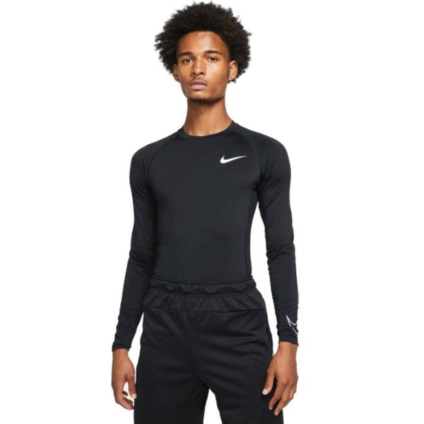 חולצת נייק צמודה לגברים עם שרוול ארוך Nike Pro Dri-FIT חולצה תרמית שרוול ארוך של נייק צבע שחור על דוגמן מבט מקדימה קרוב חצי גוף