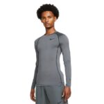 חולצת נייק אפורה צמודה לגברים עם שרוול ארוך Nike Pro Dri-FIT חולצה תרמית אפורה של נייק על דוגמן ספורטאי מבט מקדימה