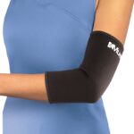 Elbow Sleeve Neoprene Blend - מגן מרפק המחמם את השריר של Mueller שחור מולר על זרוע שמאל של אישה