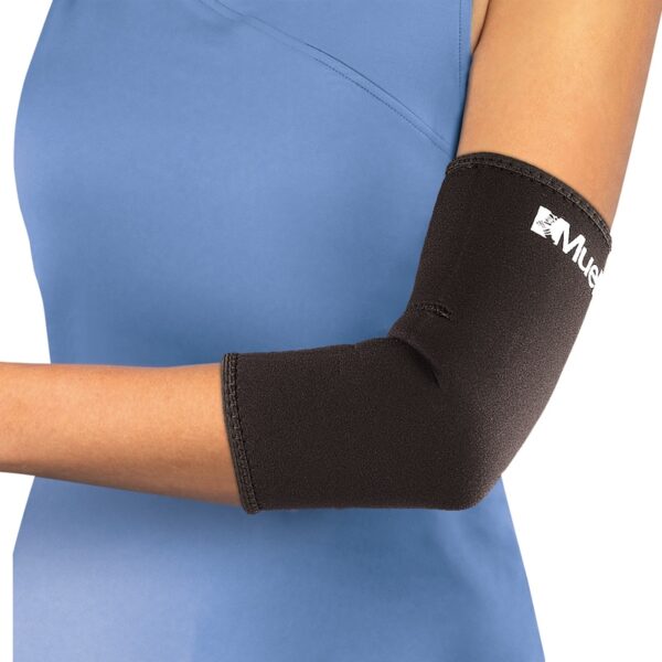 Elbow Sleeve Neoprene Blend - מגן מרפק המחמם את השריר של Mueller שחור מולר על זרוע שמאל של אישה