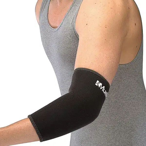 Elbow Sleeve Neoprene Blend - מגן מרפק המחמם את השריר של Mueller שחור מולר על זרועה שמאל של גבר