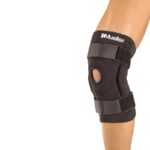 Hinged Knee Brace - מגן ברך מייצב לאחר פציעות של Mueller על ברך שמאל של ספורטאי