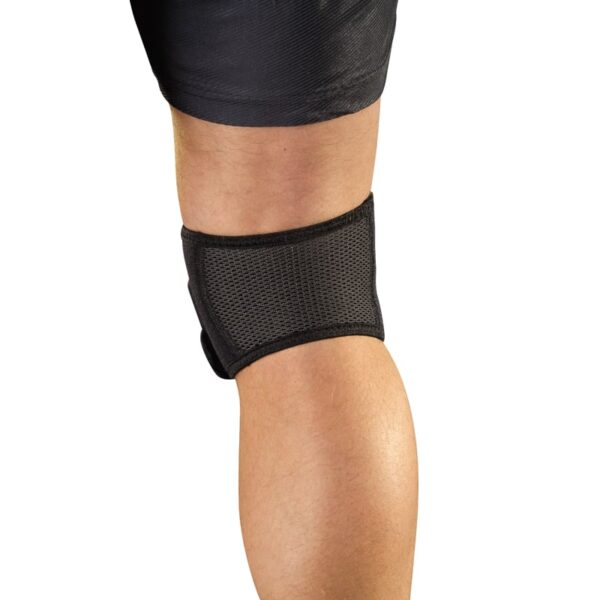 Max Knee Strap - מגן ברך המקל על כאבים כרוניים של Mueller שחור עם שתי רצועות מסביב לברך ופיקה פתוחה על רגל של גבר תמונה מאחורה