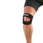 Max Knee Strap - מגן ברך המקל על כאבים כרוניים של Mueller שחור עם שתי רצועות מסביב לברך ופיקה פתוחה על רגל של גבר תמונה מקדימה