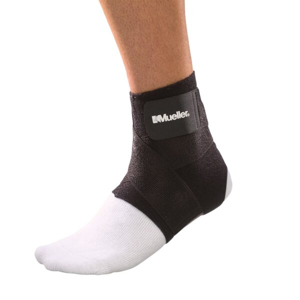 Neoprene Ankle Support With Strap - מגן קרסול לתמיכה של Mueller סגור עם רצועה וסקוץ' על רגל שמאל של גבר עם גרב לבנה