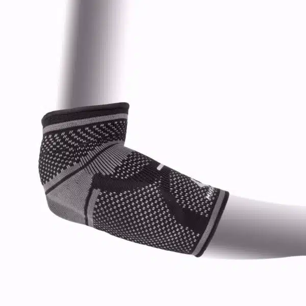 Omniforce Elbow Support E-700 - תומך מרפק של Mueller עם ג'ל לזרימת דם מבית מולר צבע אפור שחור על יד ימין של בובה