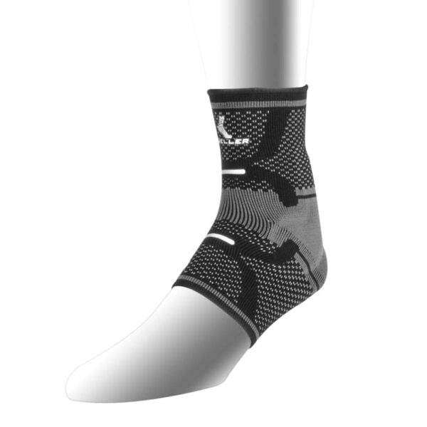 OMNIForce® Ankle Support A-700 - מגן קרסול אלסטי של Mueller עם כרית ג'ל בצבע אפור לרגל שמאל על רגל של בובה