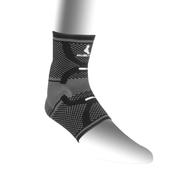 OMNIForce® Ankle Support A-700 - מגן קרסול אלסטי של Mueller עם כרית ג'ל בצבע אפור לרגל ימין על רגל של בובה