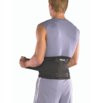 Adjustable Back Brace - תומך גב תחתון של Mueller בצבע שחור עם סגירה כפולה על גבר שסוגר את המגן על הצמו מבט מאחור ולבוש בגדי ספורט בצבע סגול