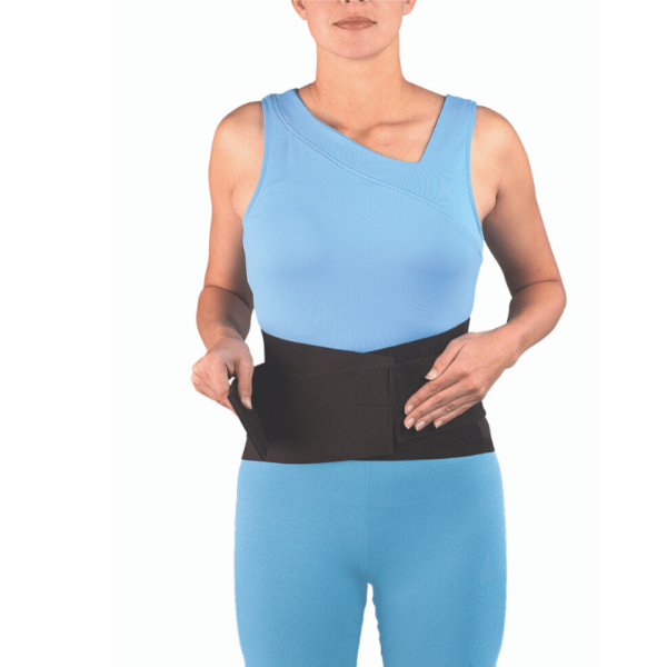 Adjustable Back Brace - תומך גב תחתון של Mueller בצבע שחור עם סגירה כפולה על אישה שסוגרת את המגן על עצמה לבושה בבגדי ספורט צמודים בצבע תכלת