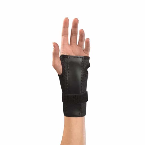 Adjustable Wrist Brace With Splint - מגן פרק כף יד של Mueller שחור על יד של אישה