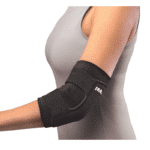 Adjustable Elbow Support - תומך מרפק מתכוונן של Mueller מגן מרפקים עם סגירות סקוטצ' על מרפק שמאל של אישה לבושה בגופיה אפורה