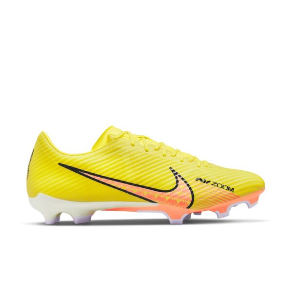 נעלי כדורגל נייקי Nike Zoom Mercurial Vapor 15 Academy MG צבע צהוב בננה אפרסק סוליה חצי לבנה ואלמנטים בשחור