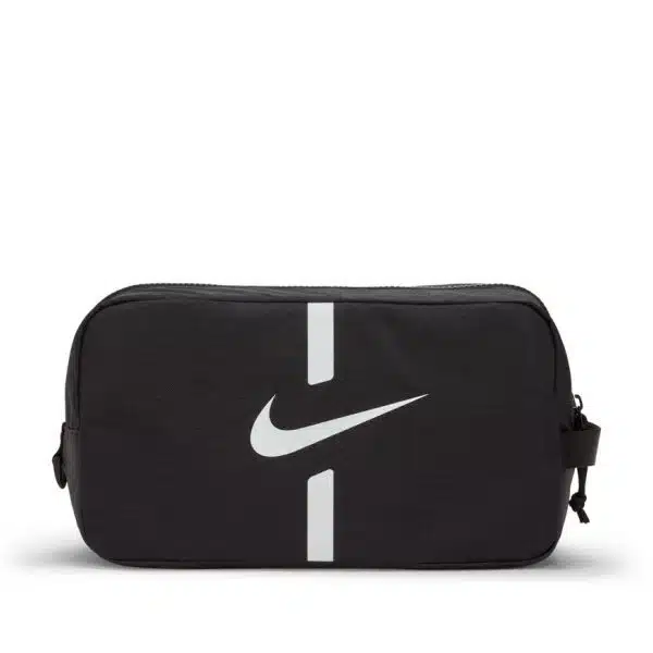 תיק נעלי כדורגל Nike Academy שחור עם פס צבע לבן מאונך ובאמצע הפס המקוטע וי לבן עם 3 כיסים קטנים מאחור