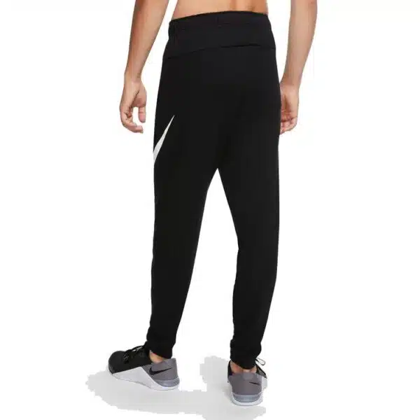 מכנס נייקי Dri-FIT שחור על דוגמן תמונה חצי גוף מהמותן למתה מאחור