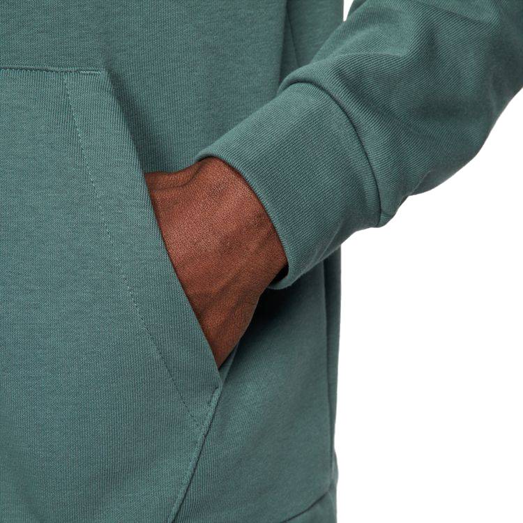 קפוצ'ון נייקי ירוק Dri-FIT על גבר כהה עור זום אין על היד בכיס השמאלי