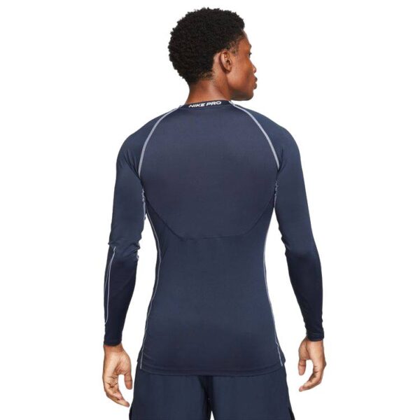 חולצה תרמית כחול נייבי Nike Pro Dri-FIT על גבר כהה עור תמונה מאחור חצי גוף