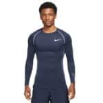 חולצה תרמית כחול נייבי Nike Pro Dri-FIT על גבר כהה עור תמונה מלפנים חצי גוף