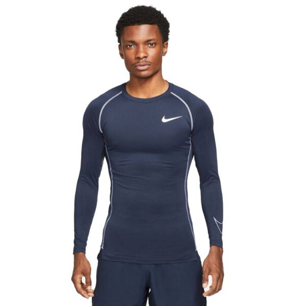 חולצה תרמית כחול נייבי Nike Pro Dri-FIT על גבר כהה עור תמונה מלפנים חצי גוף