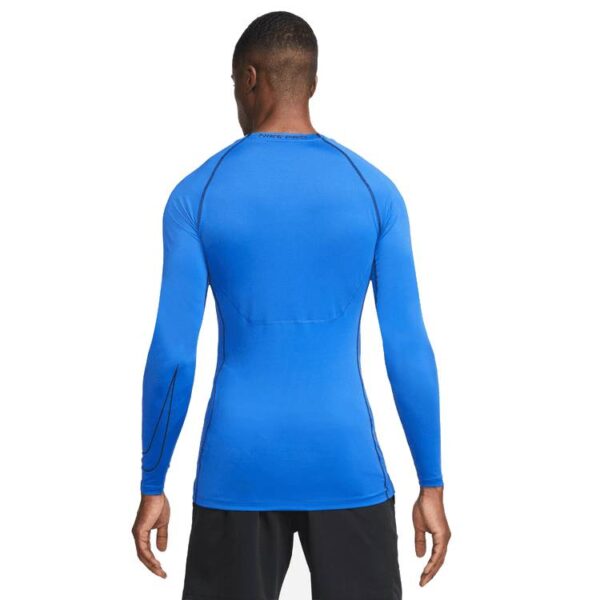 חולצה תרמית כחולה Nike Pro Dri-FIT על דוגמן כהה עור תמונה מהגב חצי גוף