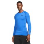 חולצה תרמית כחולה Nike Pro Dri-FIT על דוגמן כהה עור תמונה מלפנים חצי גוף