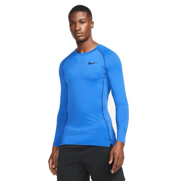 חולצה תרמית כחולה Nike Pro Dri-FIT על דוגמן כהה עור תמונה מלפנים חצי גוף